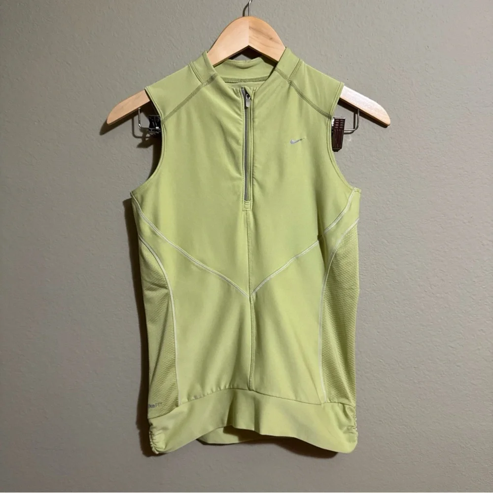 NIKE FitDry▪︎Woman's Performance Top Sz S (4-6) Fitted Slvless 1/4 Zip Front